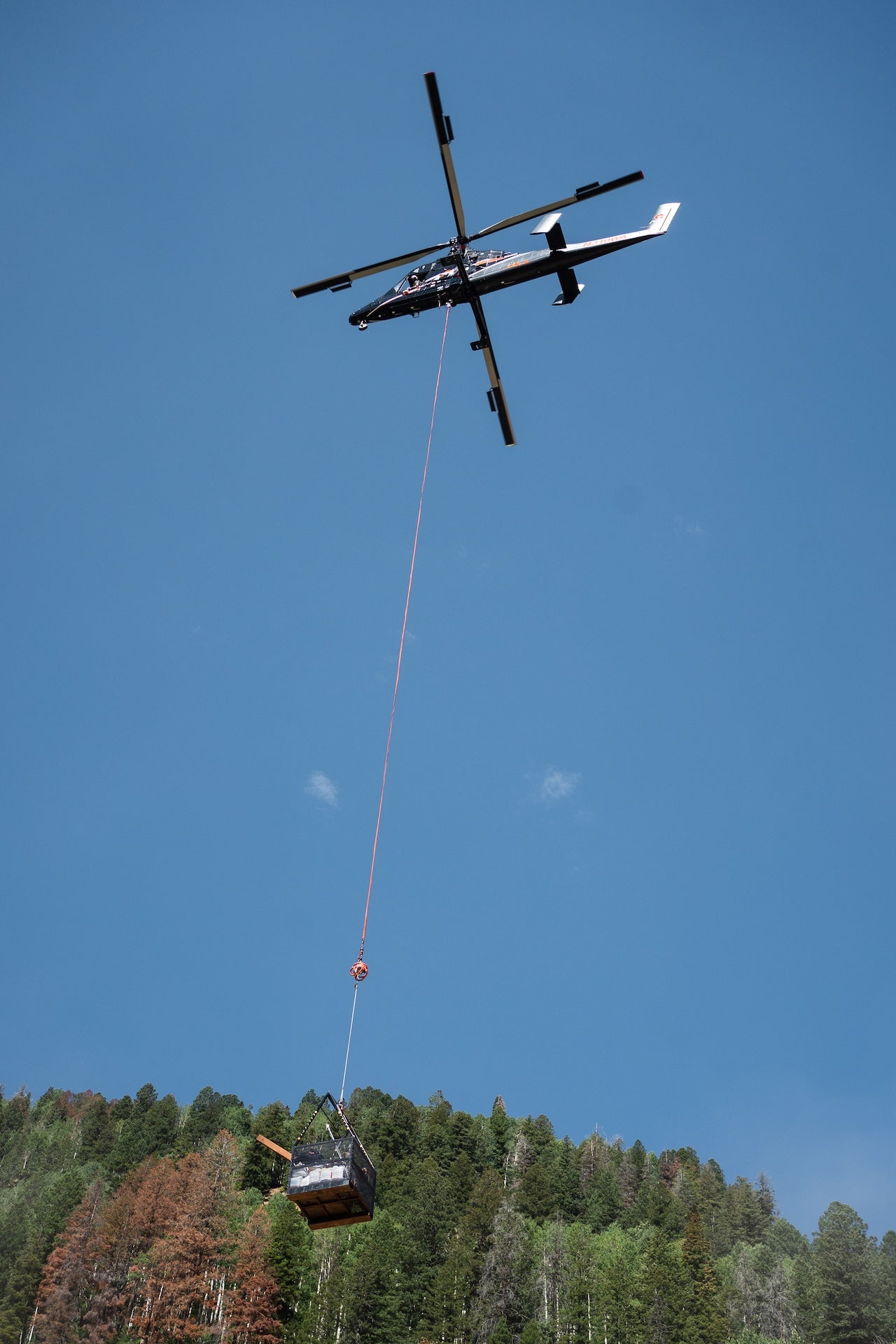  A helicopter lifting gear